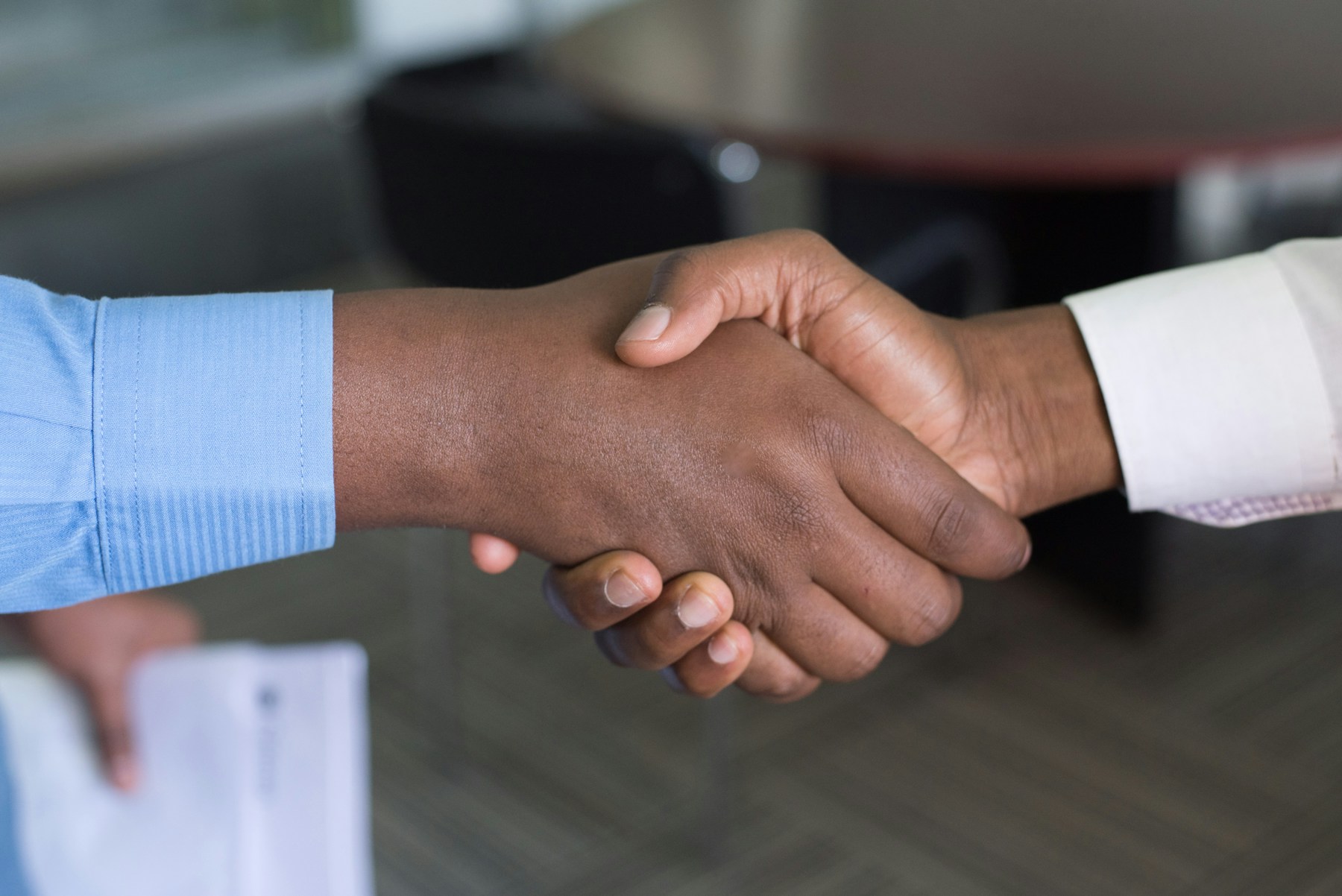 Poignée de main entre deux professionnels pour symboliser un partenariat